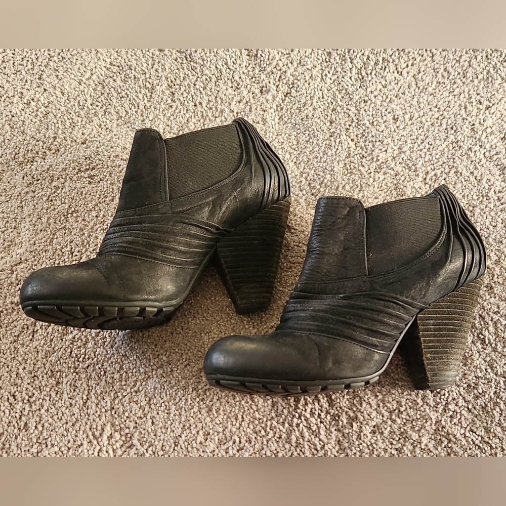 Vince Camuto black bronco ankle boots, size 8